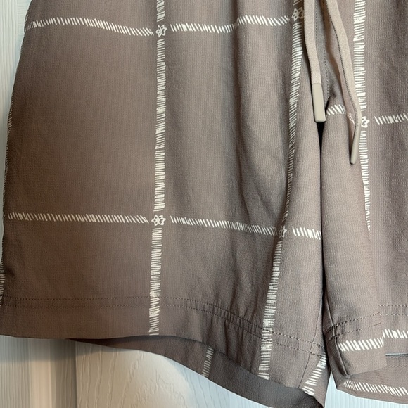 Fabletics The One men’s tan 6” inseam athletic shorts size large - Picture 4 of 9